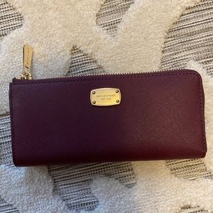 Michael Kors wallet! Never used! Plum color. Perfect condition!